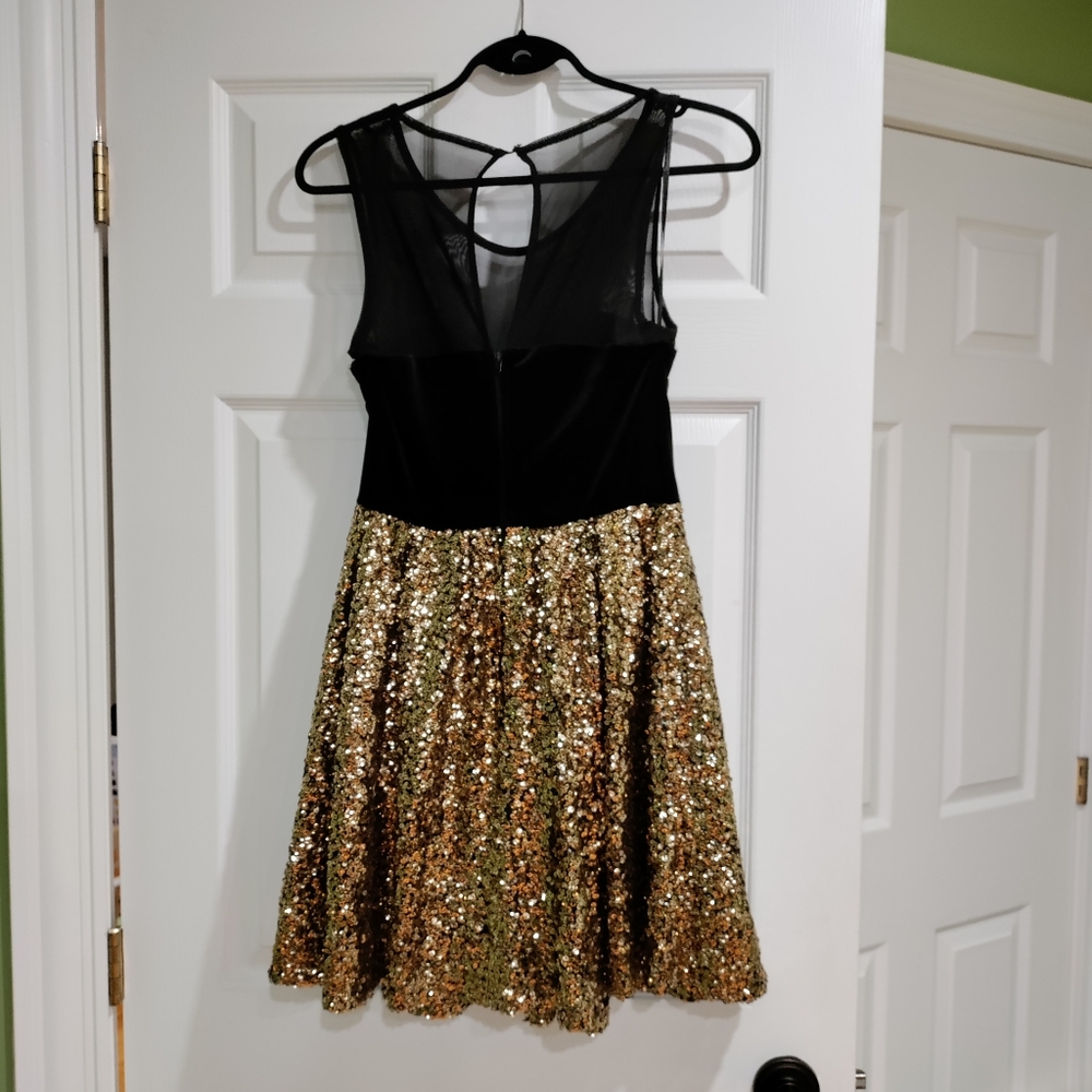 Vguc Guess black and gold party dress - size M